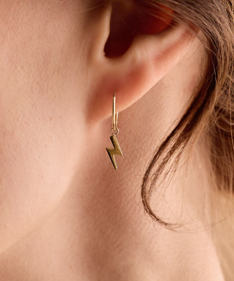 Model Wearing Nickel-Free Golden Titanium 11mm Pendant Flash Ear Ring