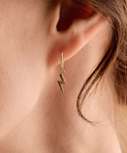 Model Wearing Nickel-Free Golden Titanium 11mm Pendant Flash Ear Ring