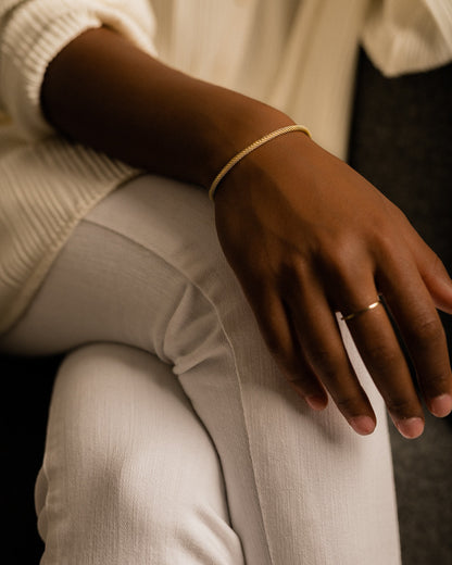 Hypoallergenic Round mesh bracelet in gold on a model