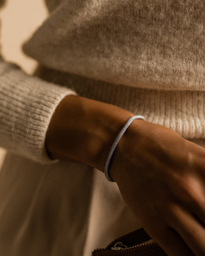 Hypoallergenic Round mesh bracelet in silver on a model