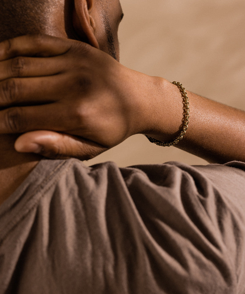 Box chain bracelet on model