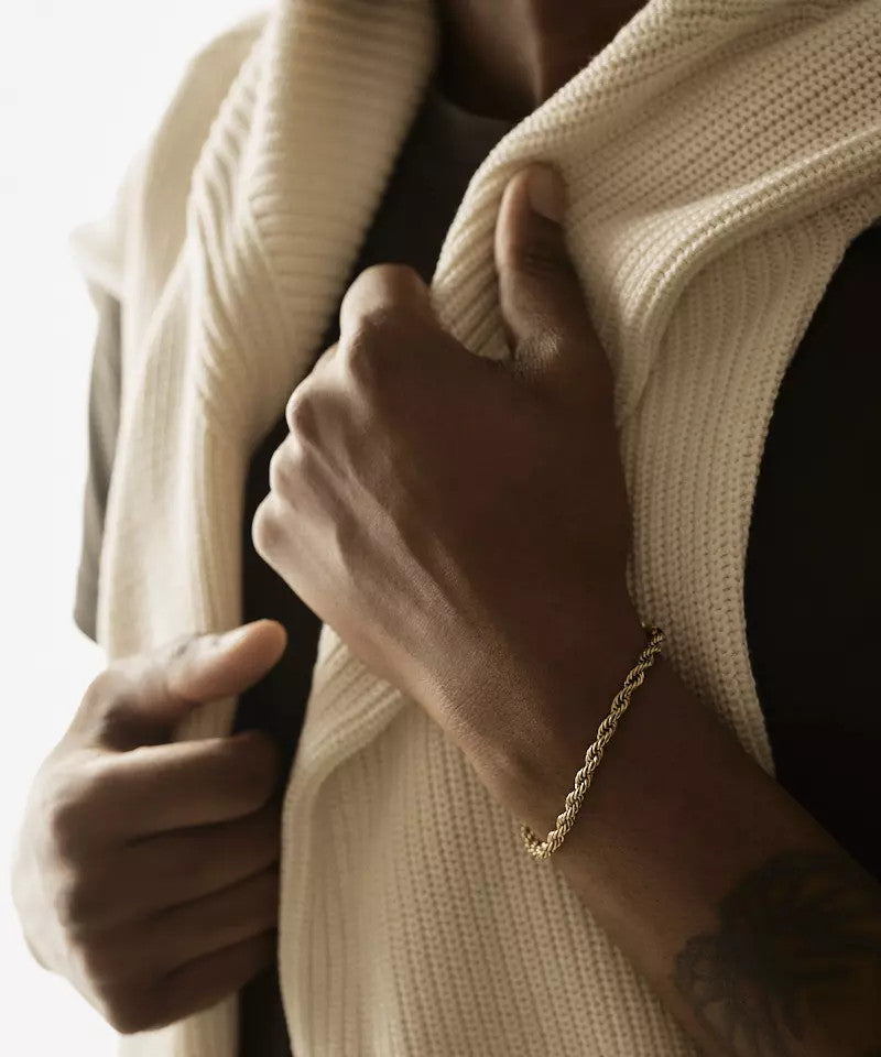 Hypoallergenic Grand twist bracelet in golden on male model