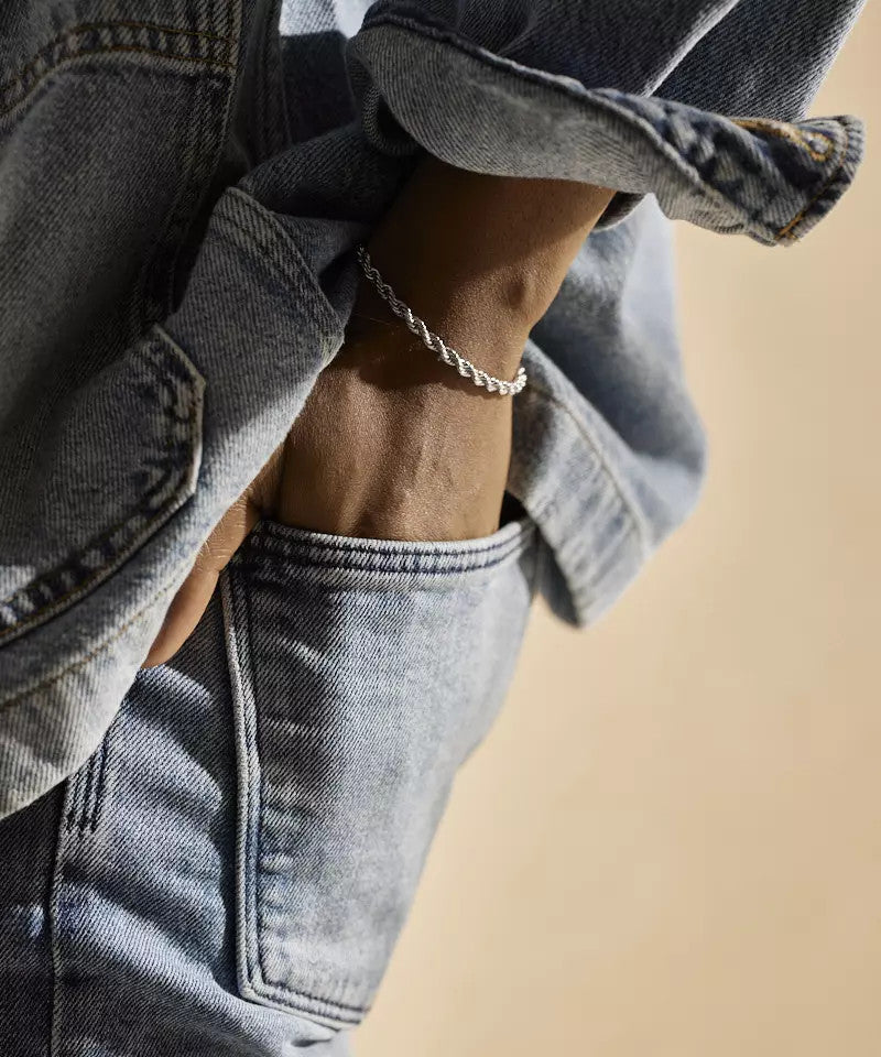 Hypoallergenic Grand twist bracelet in silver on male model