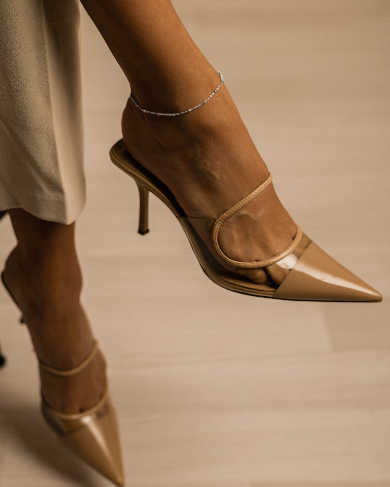 Ball anklet in gold on model