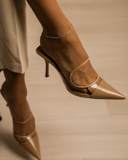 Ball anklet in gold on model