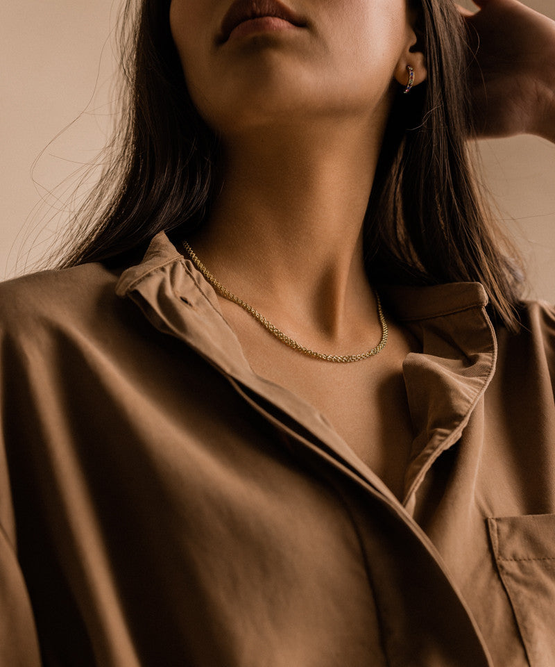 Lily necklace in golden on model