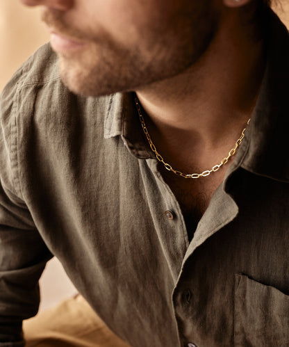 Medium link necklace in golden on model