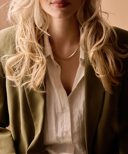 Hypoallergenic Medium Link Necklace in golden on model
