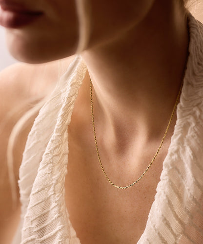 Tiny Twist necklace in golden color on model