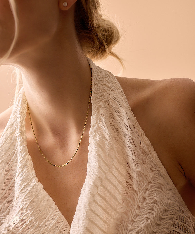 Tiny Twist necklace in golden color on model