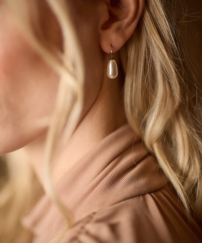 Drop Pearl Pendant in white, 15mm on model
